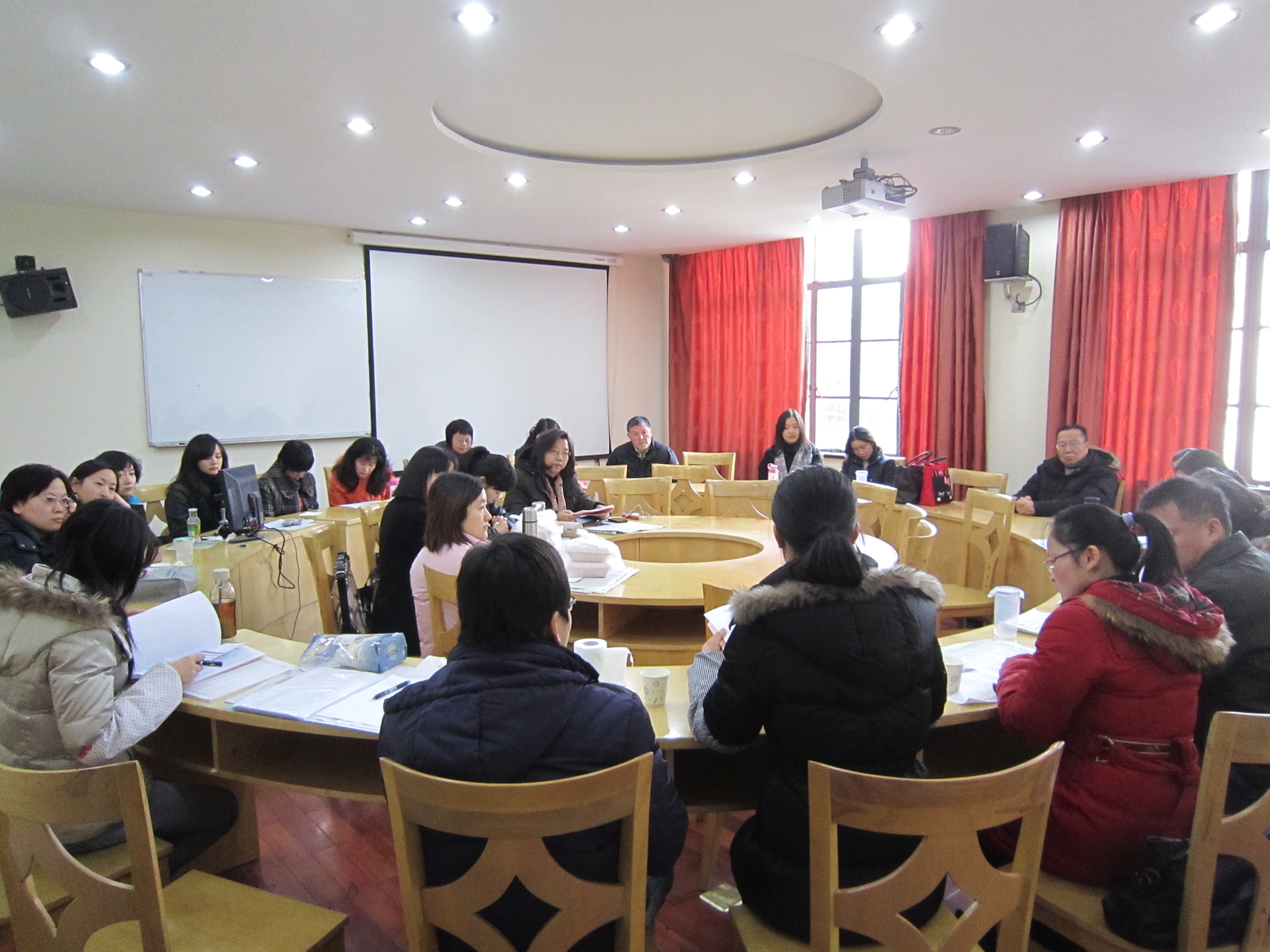 杏悦娱乐官网班导师一同探讨工作